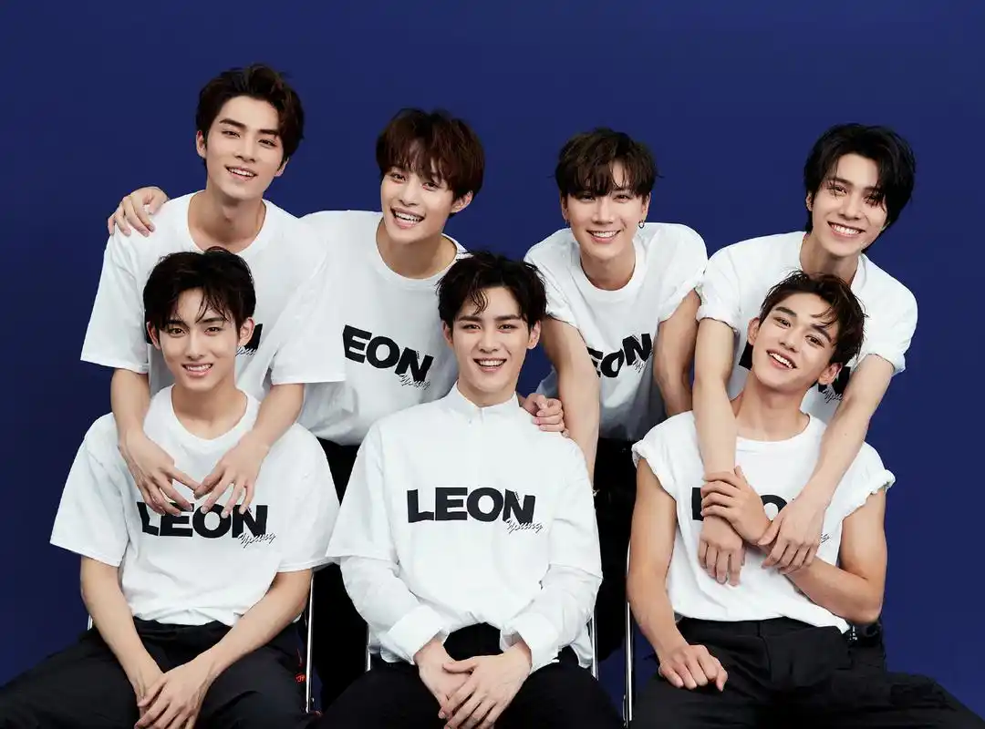 威神v男团集体登封面,7人同穿黑白配扮酷,黄旭熙过膝