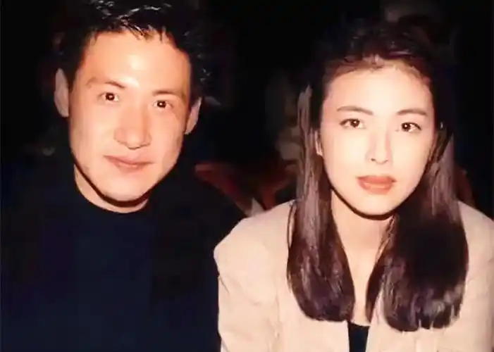 张学友17岁女儿办画展,穿露腰装破洞裤身材好,61岁歌神现身支持_腾讯