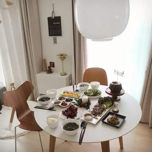 餐厅和阳台是我们家里很重要的两个区域,在生活当中除了要保持餐厅和