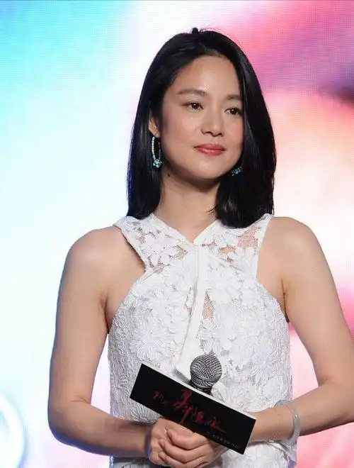 周韵这才叫骨相美蕾丝裙穿出了名媛气息气质从没输过