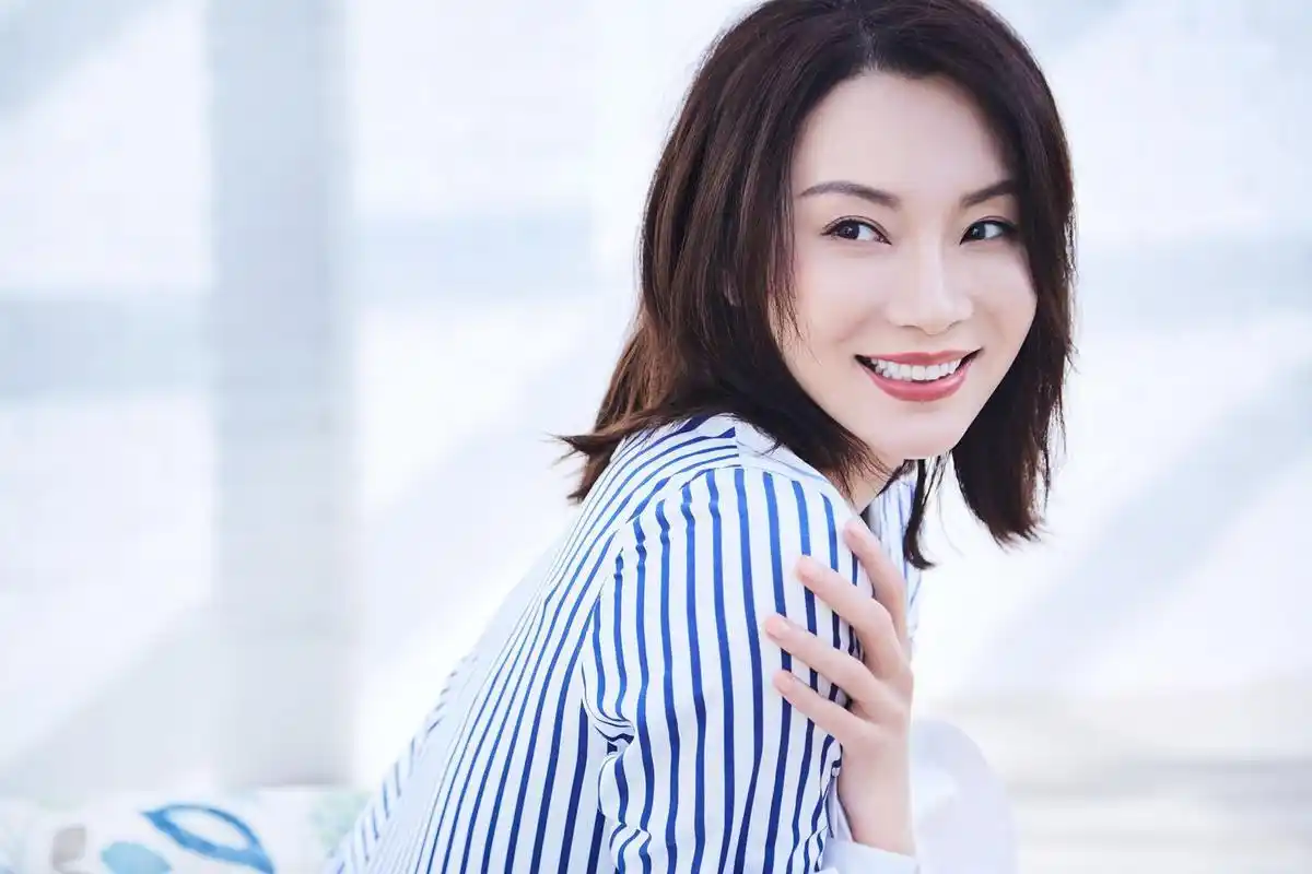 陈数初秋质感写真曝光展现清爽自律美