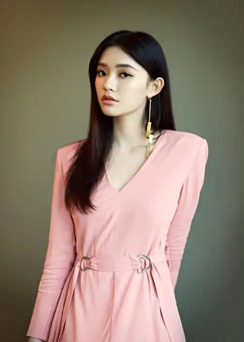 女演员林允粉裙精致时尚写真