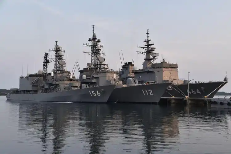 游客照爆军港震撼画面:港区开阔军舰如林,可惜不是中国的_手机搜狐网