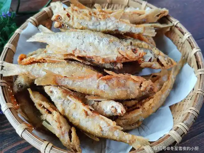 原创干炸小河鱼家庭做法儿时的美味金黄香酥放久了也不回软