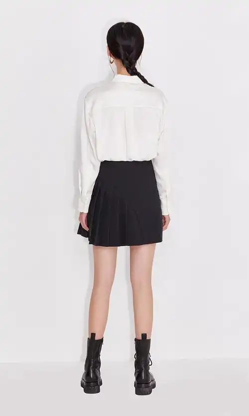 ochirly欧时力新款冬装不规则字母皮牌高腰a字褶裙jk短裙半身裙黑色