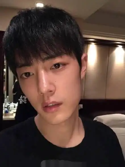 原创肖战无滤镜无精修图曝光咬手指嘟嘴卖萌肤色暗沉被嘲又丑又黑