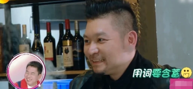 在吃饭的过程中,王鸥提到了当年老梁为了她跟别人打架的事情,是因为