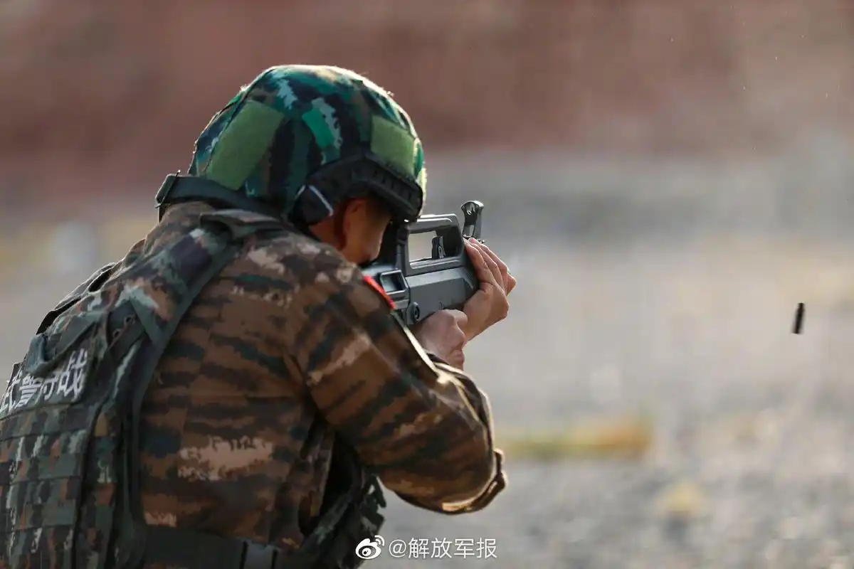 帅!特战队员多种姿势据枪射击