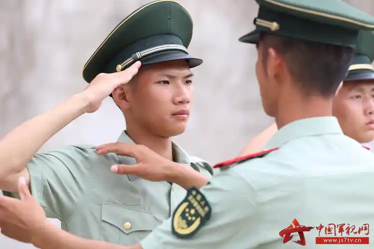 5,图为新兵进行敬礼动作练习
