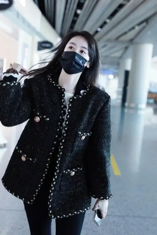 元气少女袁冰妍亮相,经典小香风外套难掩好身材,配黑色铅笔裤好潮