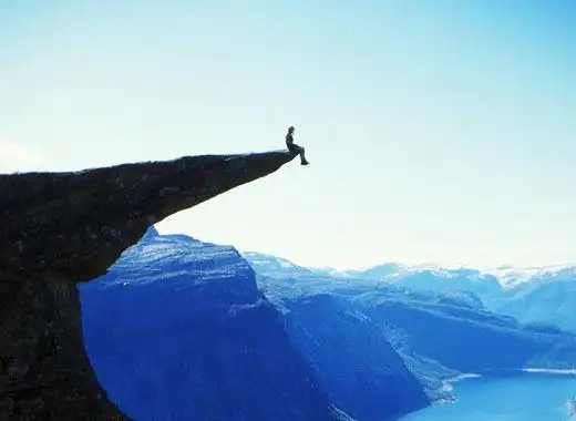 在夏威夷岛学冲浪秋千位于casa del arbol,它建在悬崖小房子的树上.