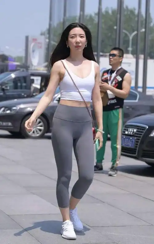 街拍美女:白色短打背心 紧身运动裤,展现出健美身姿