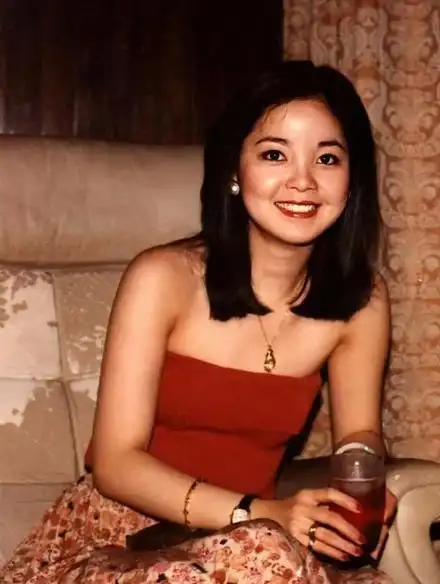 尽管邓丽君深受哮喘之困,但她对年轻好动的保罗总是充满宽容与理解.