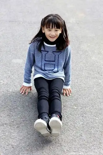 田亮晒女儿滑板照 自夸梳头水平