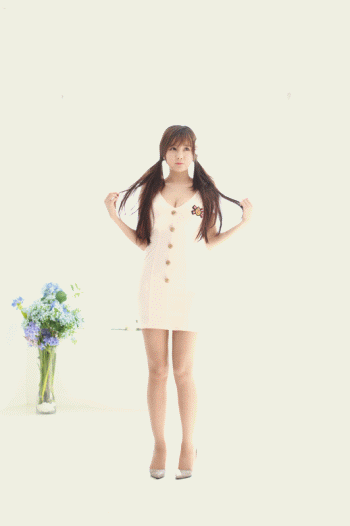 美女大长腿卖萌小跑gif动图_动态图_表情包下载_soogif