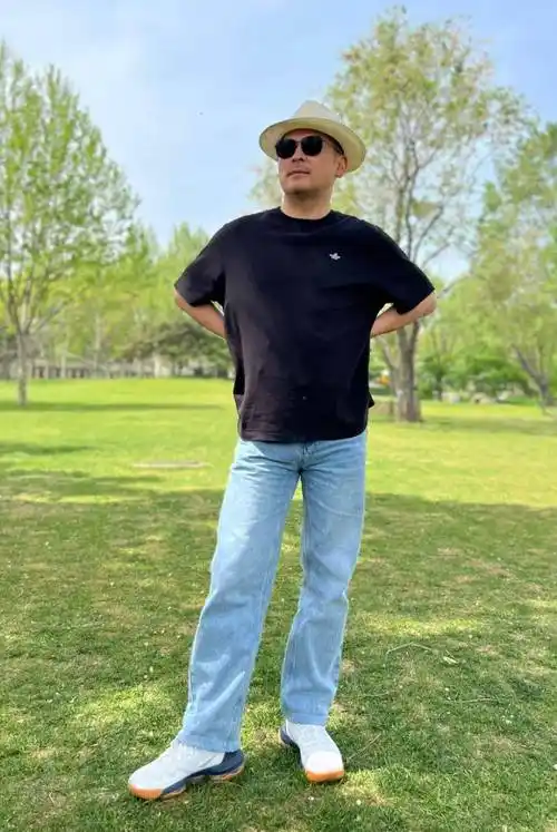 真正有格调的中年男人,夏天不会穿大裤衩出门,看素人街拍就明白_气质