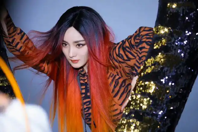 杨幂染红发##杨幂晒二月二随拍