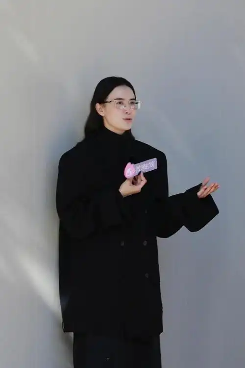 宋佳出席balenciaga2024夏季时装秀oversize西装搭配极踝长裙