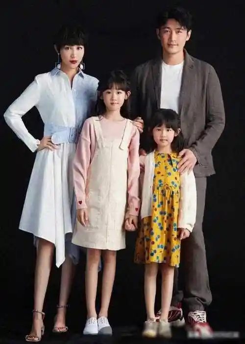 陆毅一家四口逛街被拍三个女儿漫画腿引关注