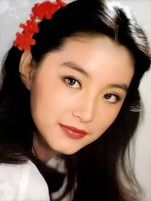 叫林青霞,年轻时和年老时风格差距虽大,却是不同的美_美貌_显得_脸型