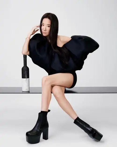 72岁像27岁婚纱女王庆生与男模合影似情侣开挂人生不输邓文迪