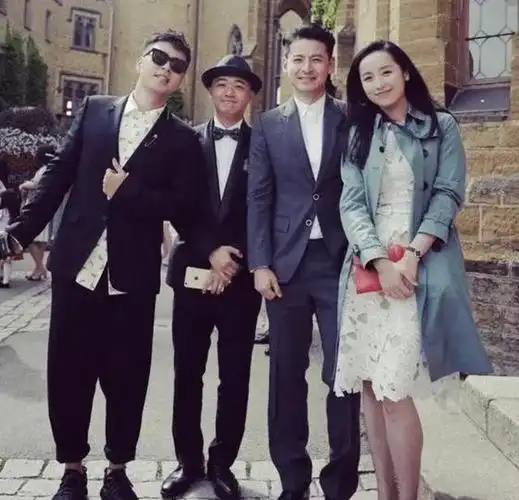 180厘米身高的两名男生看起来比包贝尔的173厘米身高要高出许多.