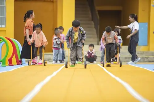 孩子们在运动场上使用配套器材进行户外活动