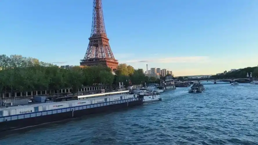 巴黎塞纳河畔看埃菲尔铁塔