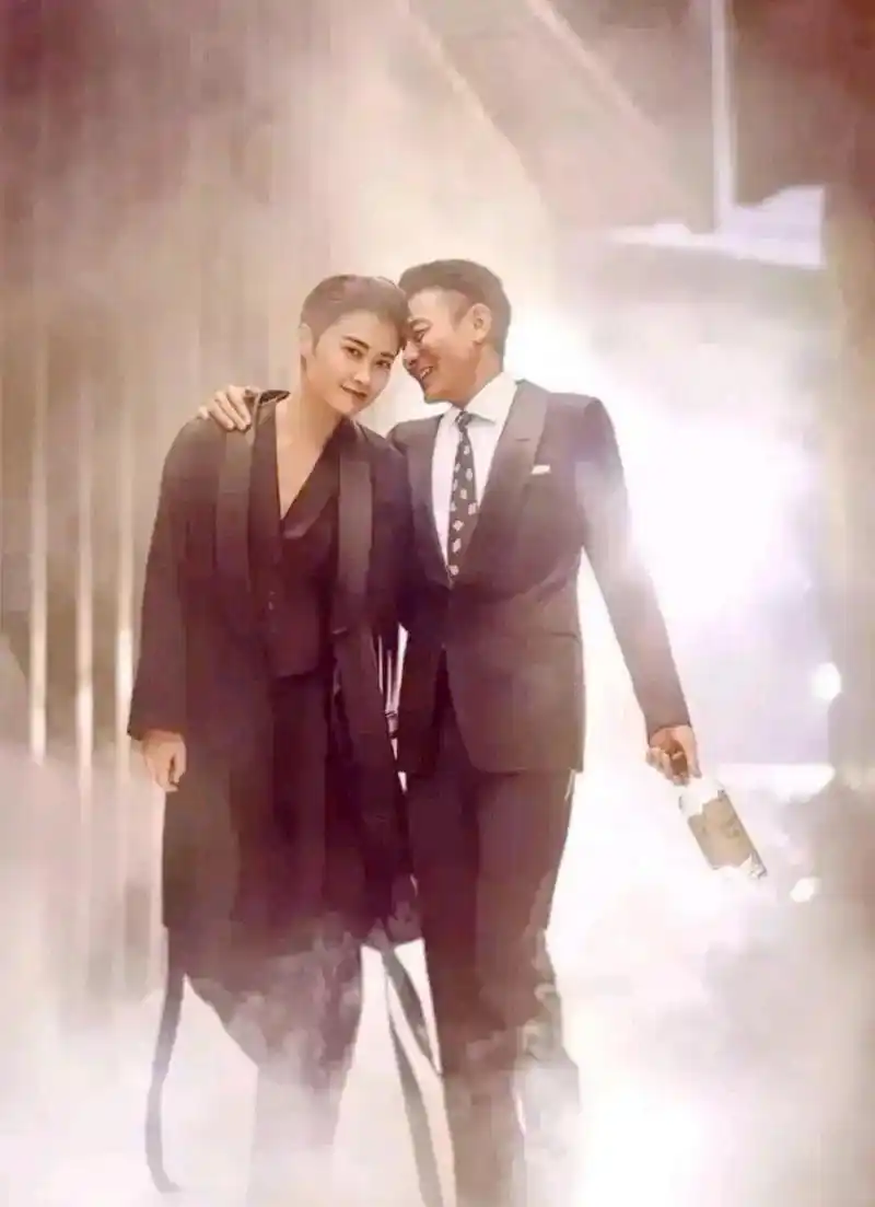 刘德华和李宇春的同框照片,这张照片莫名的感觉很好,好兄弟的视觉感觉