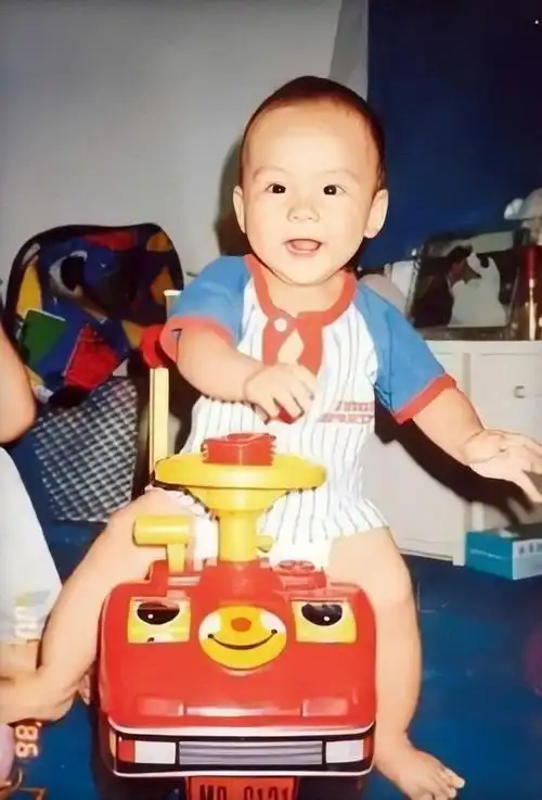 小时候的自己有多时尚#陈伟霆从小就这么潮这么帅好可爱啊