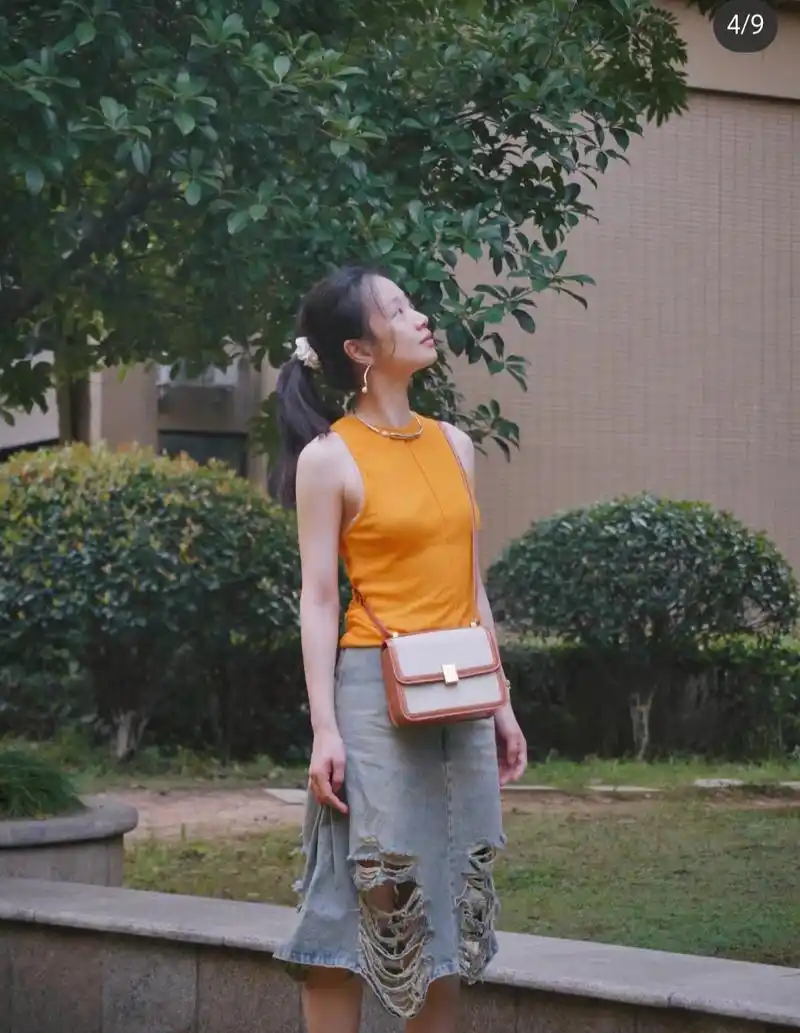 演员李梦的牛仔裤好潮,有是烂到家的感觉[嘻嘻][嘻嘻][嘻嘻]你会穿吗?