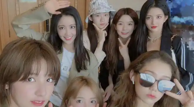 硬糖少女综艺合影其他人笑容甜美唯有张艺凡冷漠脸