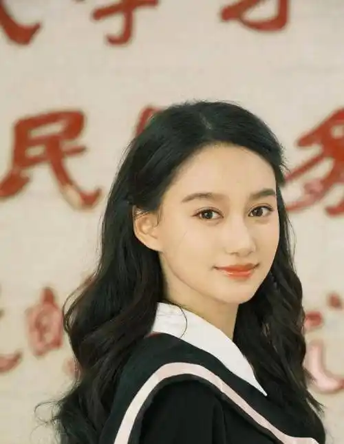 北电校花夏梦毕业照曝光,与俊男美女同窗成焦点