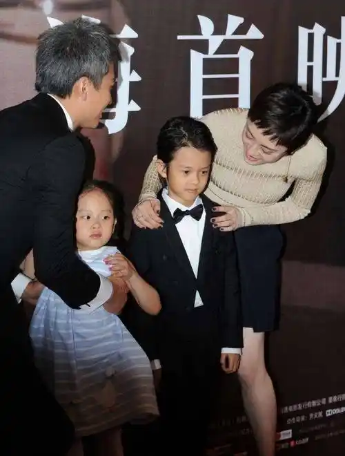 一家四口走红毯,儿子惊艳女儿可爱,老婆太高级_孙俪_黑色_造型