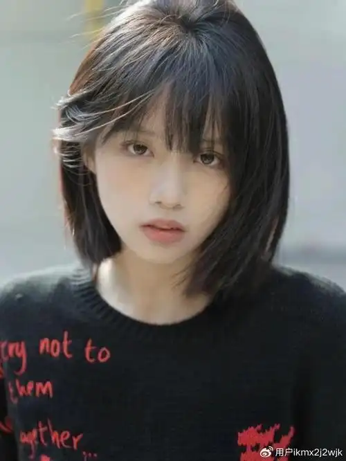 初恋头长什么样子?直发波波头搭配齐眉刘海,越看越心动