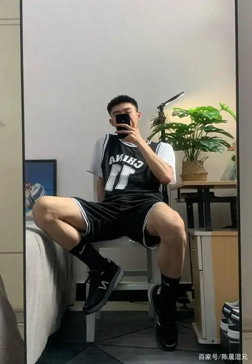 最近这位小哥好像很火,腿又长又细又白穿长筒袜配短裤真是一绝