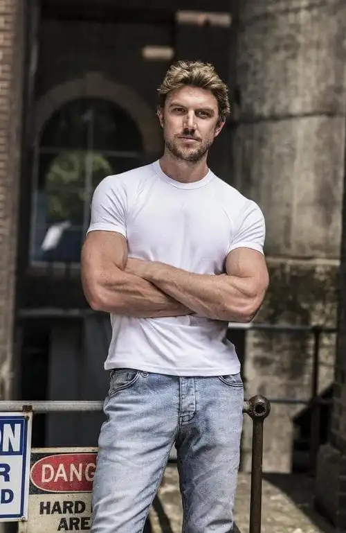 基本资料中文名称:亚当·德莫斯英文名称:adam demos类别:明星类型