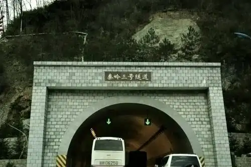 (一)    西汉高速全长255公里,穿越秦岭山脉,全线桥梁540座,隧道多达