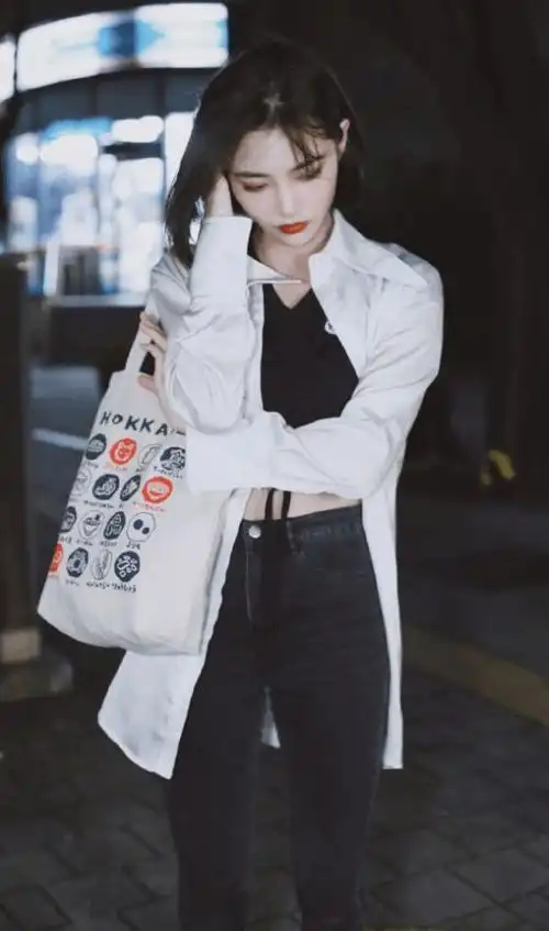 许佳琪拍摄生日写真纯白休闲套装清爽简约披肩长发美如初恋