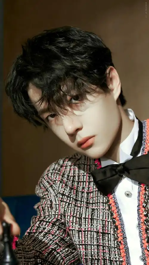 王一博粉色滚边软呢外套##王一博斜阳日晖大片