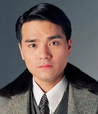 以上这些人物外,目前依旧活跃在影视圈的还有黄药师的扮演者骆应钧