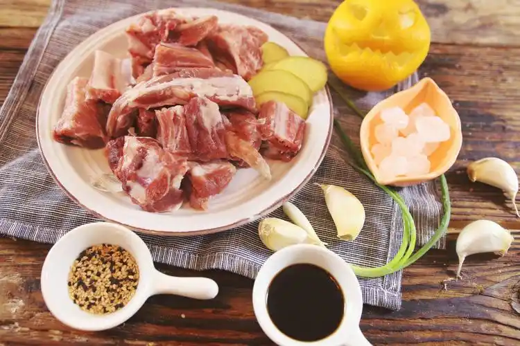做糖醋排骨所需要的食材有:排骨,冰糖4-5块,生姜,蒜瓣,陈醋,黑白芝麻