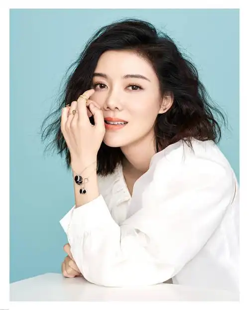 车晓,今年37岁了,出道了14年了,车晓父母都是演员,父亲是老戏骨车晓彤