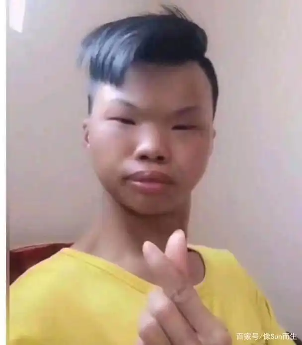 今天看到有网友晒照问女生他长得算不算丑,下面有男生回答:在我们男生