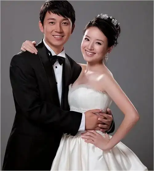 潘粤明与董洁离婚后,与儿子11年未见,如今和解重聚