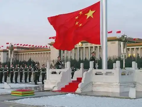 天安门的国旗为什么不升到顶只升283米原来内藏玄秘原因