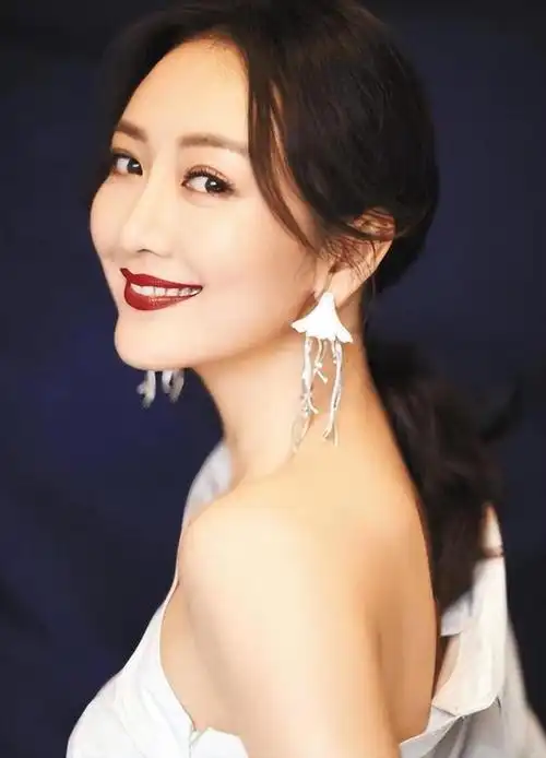 王鸥早年照片曝光,青涩模样令人艳羡,坐在"猩猩"怀中毫不胆怯|娱乐圈