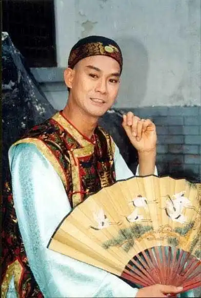 植发后的郑少秋颜值又逆回40岁,网友:盗帅连时间都偷走了!