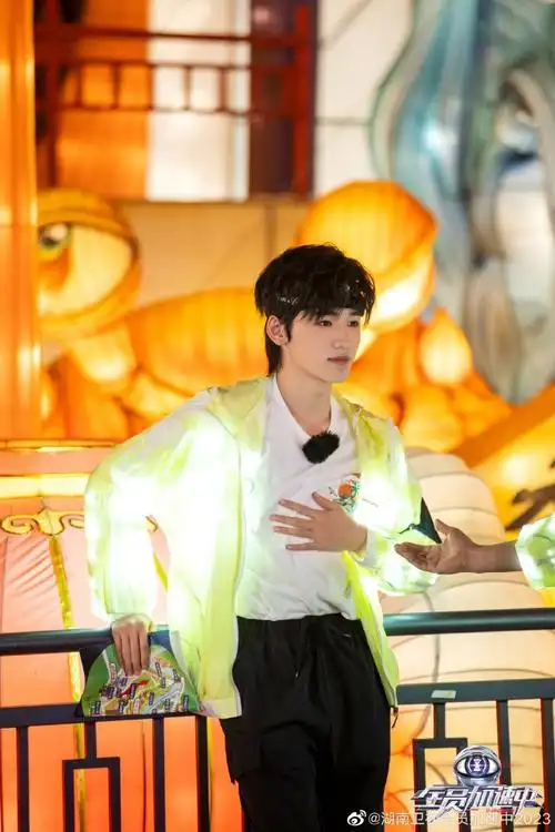 宋亚轩轩风出击##宋亚轩发带造型剧照