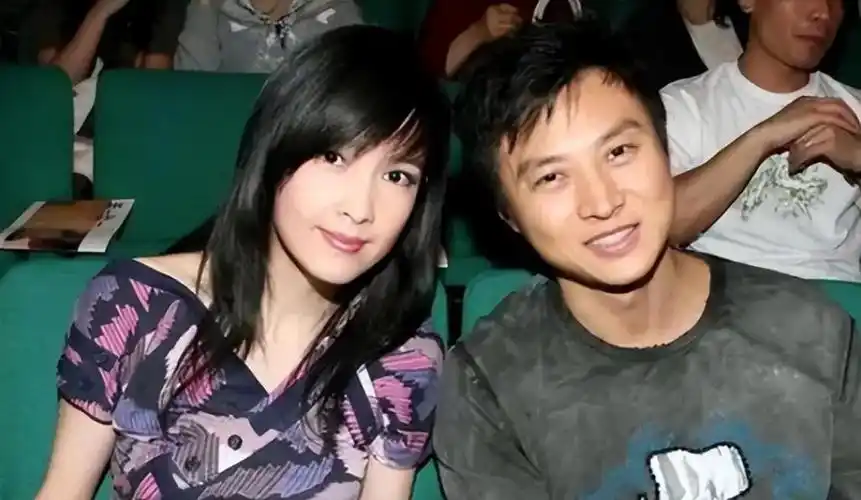 的人,被陷害的刘锡明不得已离开了香港,倪震看到这样的后果非常的高兴